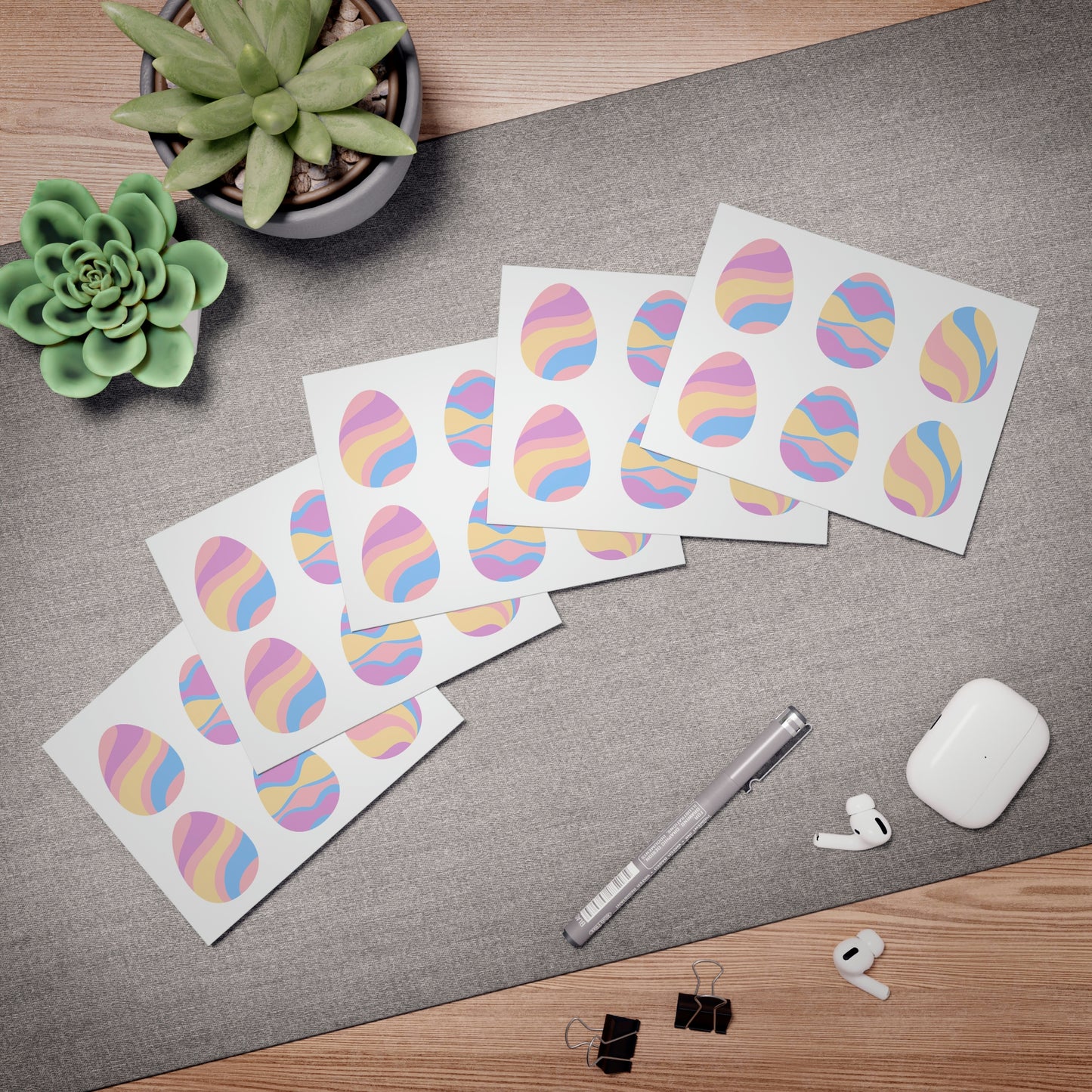 Overview of the front of the 5 cards on a surface